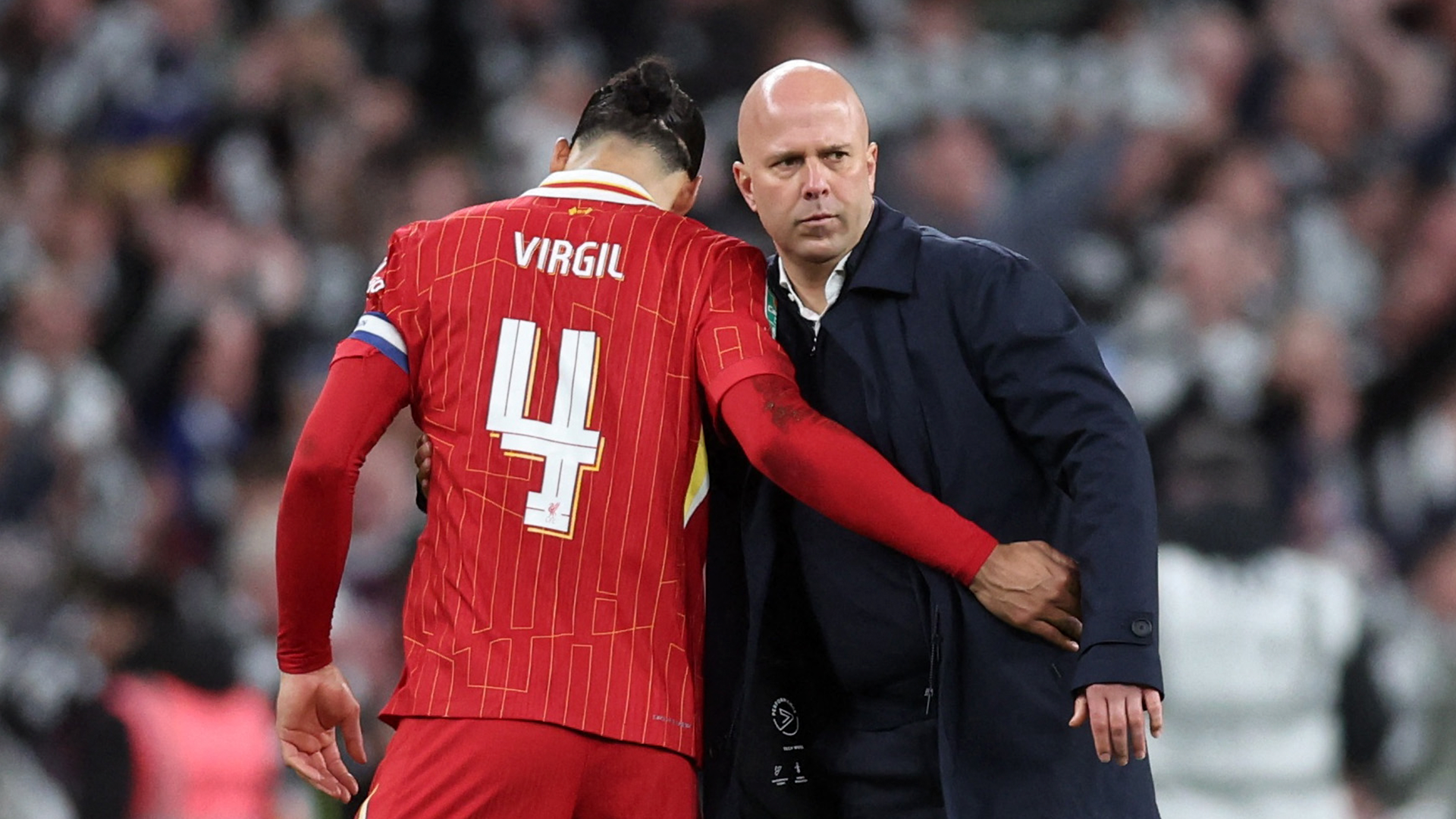 Virgil VAn Dijk y Arne Slot durante un partido del Liverpool
